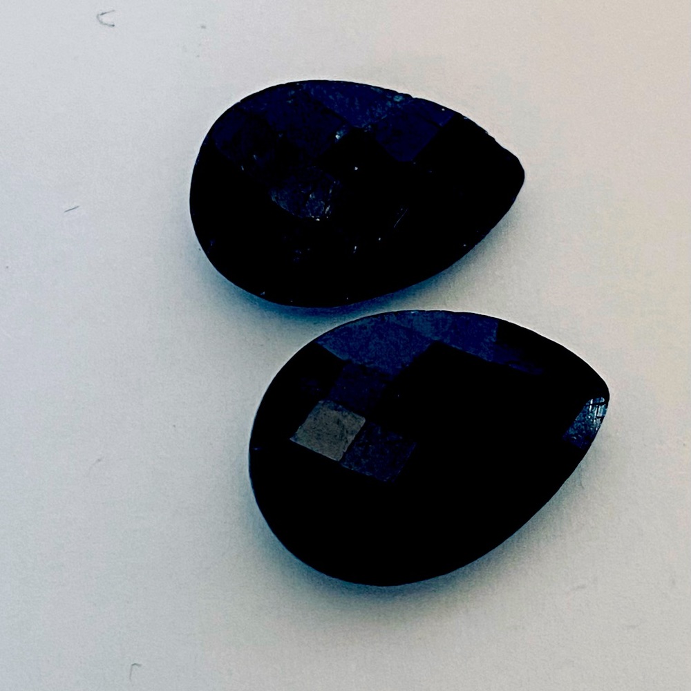 Set of 2 dark blue sapphires